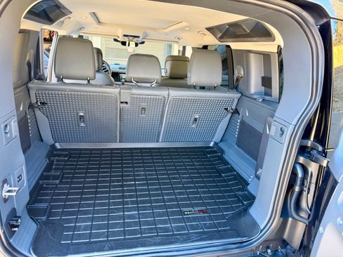 Used 2024 Land Rover Defender 110 X-Dynamic SE image 12