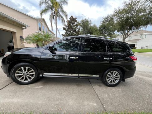 Used 2015 Nissan Pathfinder SL FWD image 1