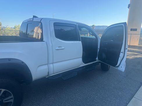 Used 2018 Toyota Tacoma TRD Sport RWD image 4