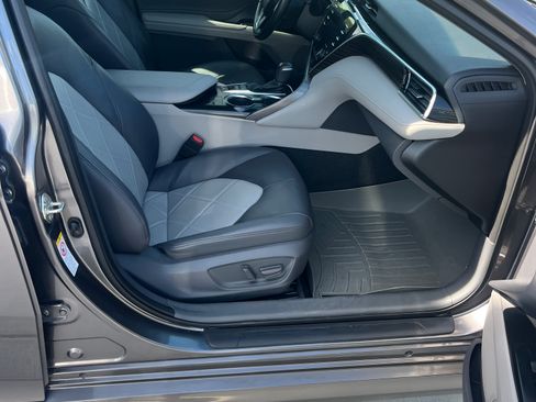 Used 2018 Toyota Camry XLE image 9