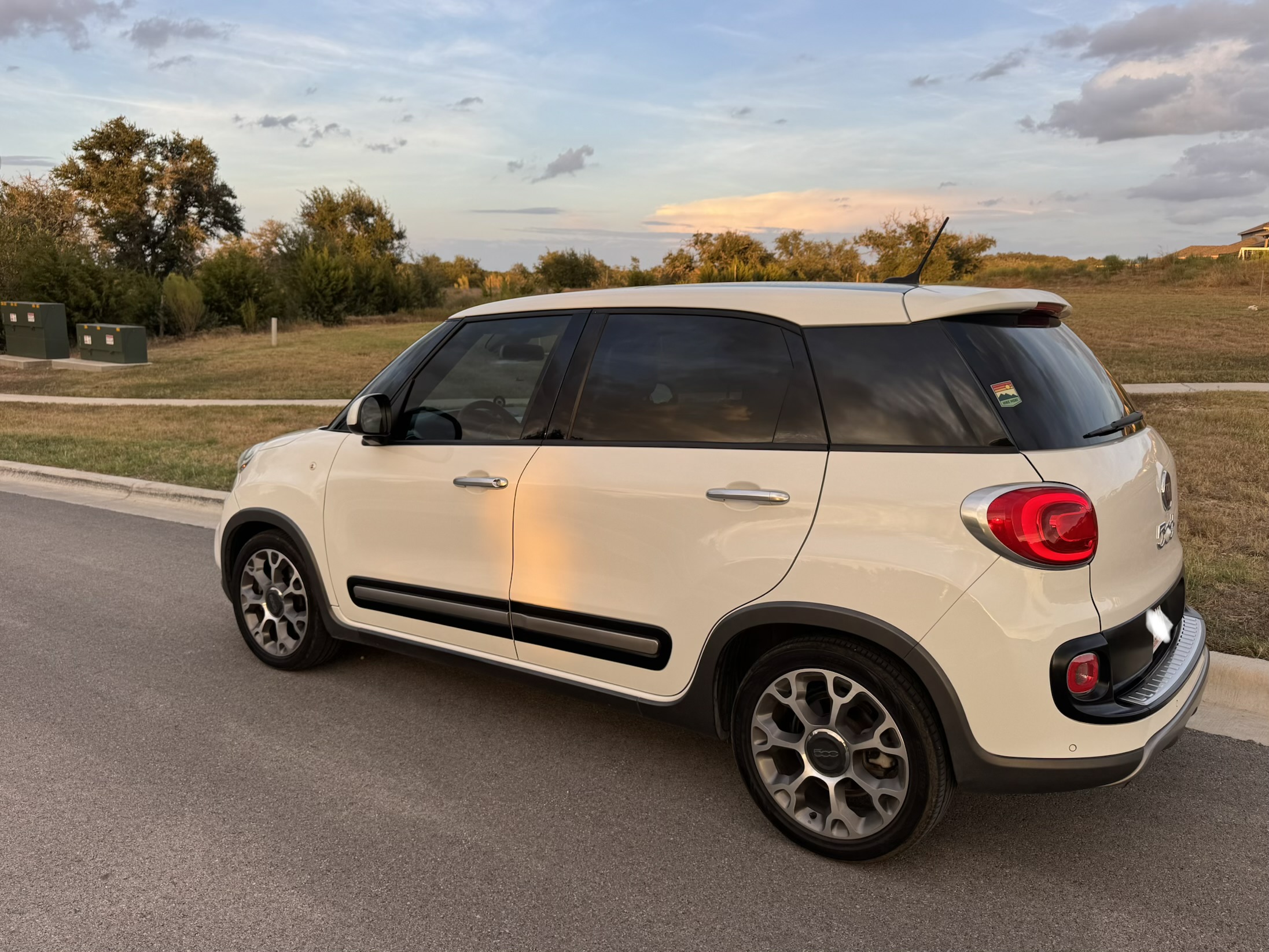 Used 2014 FIAT 500L Trekking w/ Popular Equipment Group FWD image 2