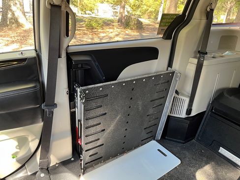 Used 2018 Dodge Grand Caravan SXT image 11