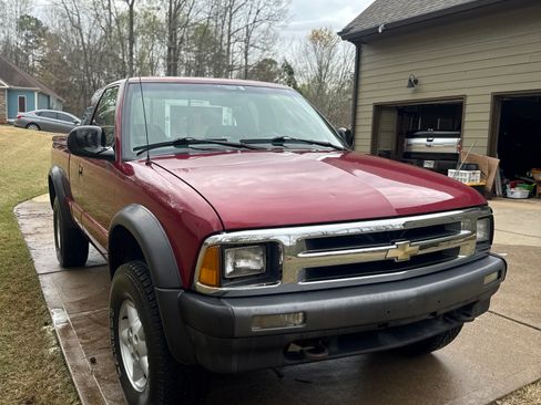 Used 1995 Chevrolet S10 Pickup LS image 2