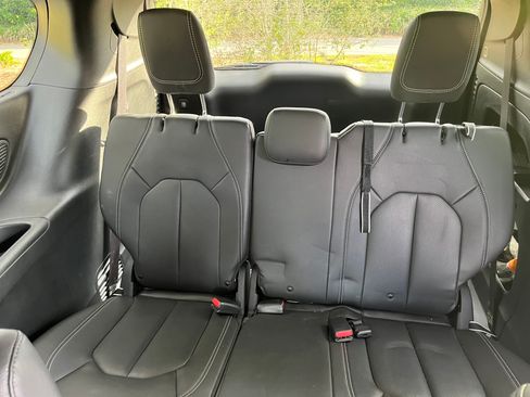 Used 2021 Chrysler Pacifica Touring-L w/ Premium & Safety Sphere Group FWD image 9