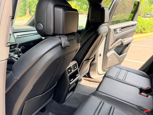Used 2020 Porsche Cayenne AWD/4WD image 2