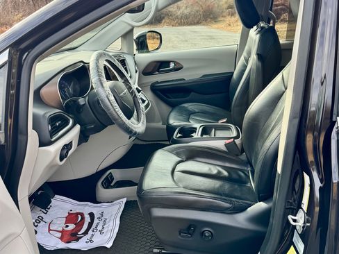 Used 2017 Chrysler Pacifica Touring-L image 11