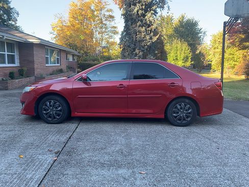 Used 2012 Toyota Camry SE image 1