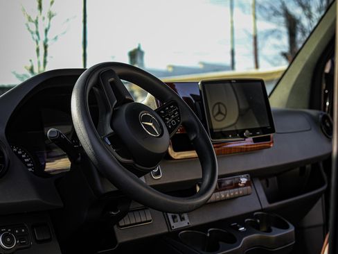 Used 2023 Mercedes-Benz Sprinter 3500 image 9