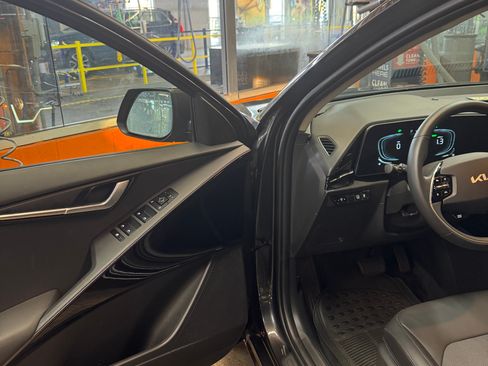 Used 2025 Kia Niro EX image 9