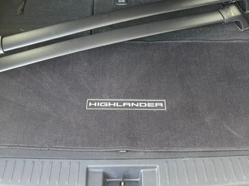 Used 2020 Toyota Highlander XLE FWD image 18