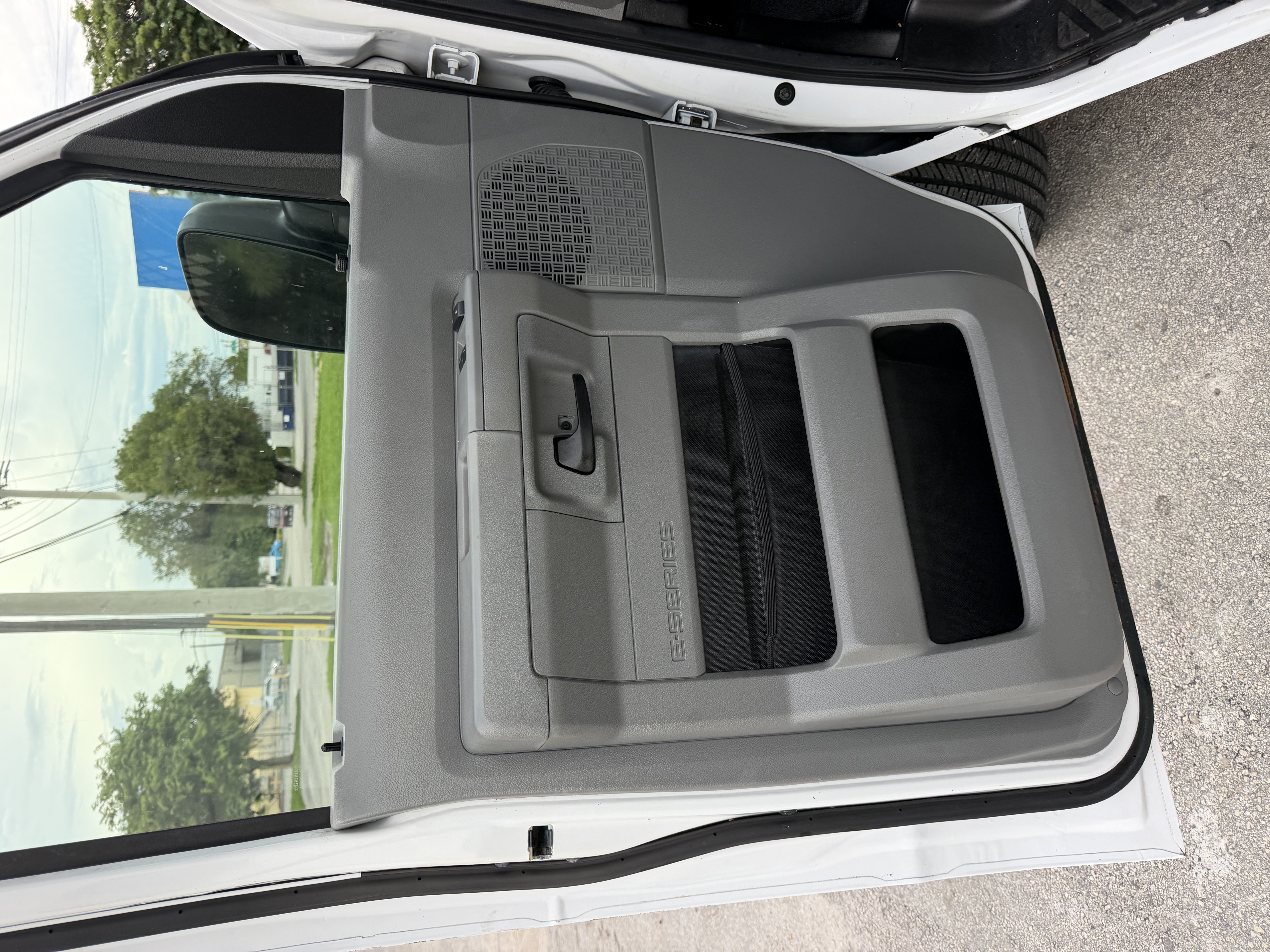 Used 2009 Ford E-350 and Econoline 350 Super Duty RWD image 14