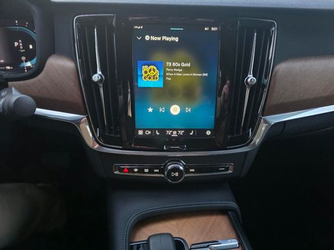 Used 2022 Volvo S90 B6 Momentum image 21