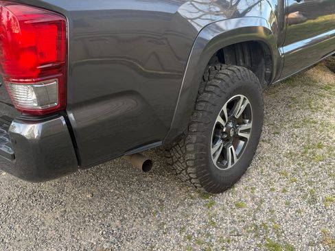 Used 2017 Toyota Tacoma TRD Sport RWD image 12