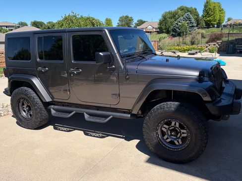 Used 2016 Jeep Wrangler Unlimited Sahara AWD/4WD image 2