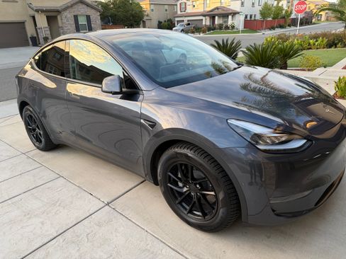 Used 2022 Tesla Model Y Long Range image 6
