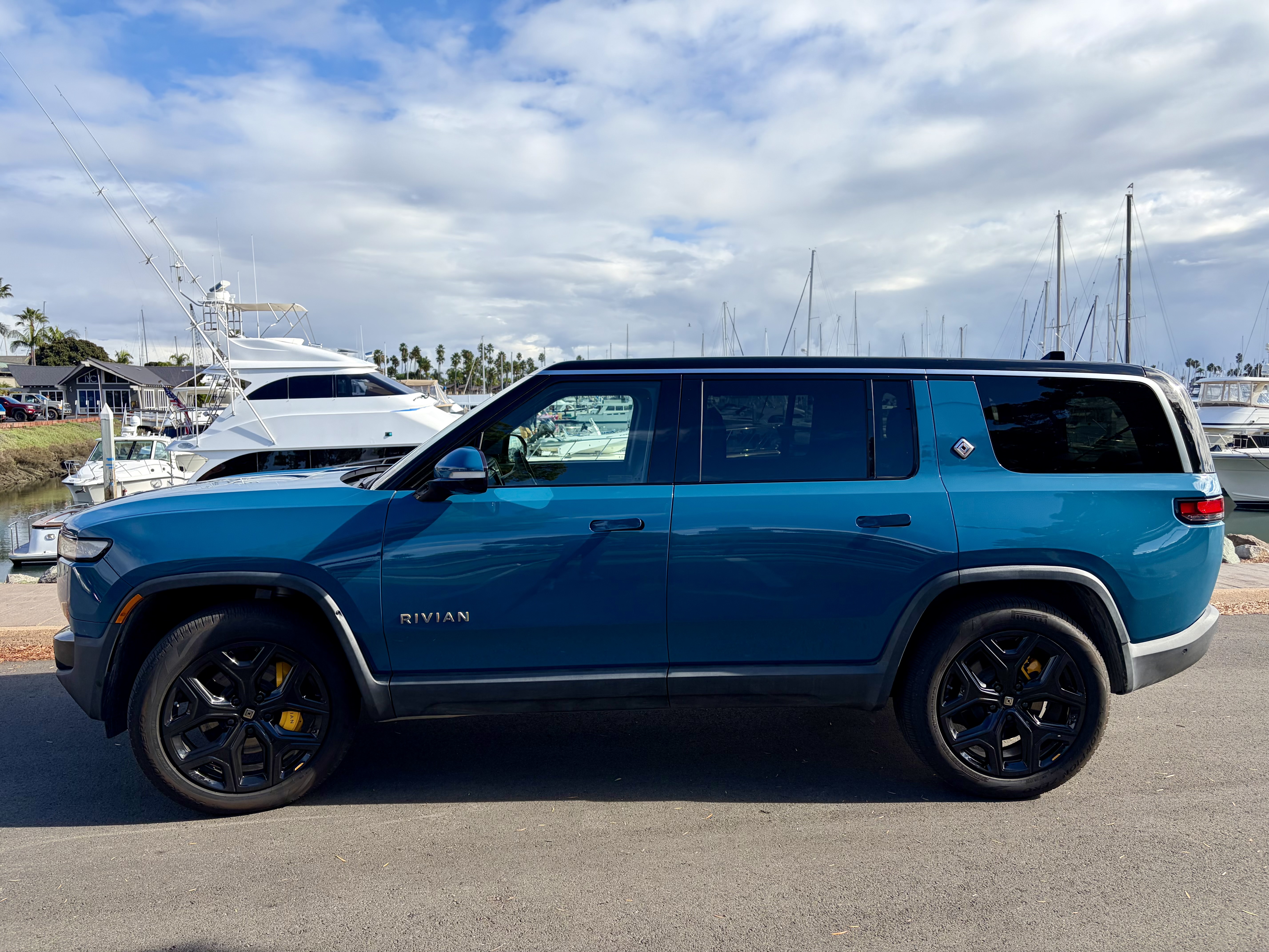 Used 2022 Rivian R1S Launch Edition Quad AWD/4WD image 2