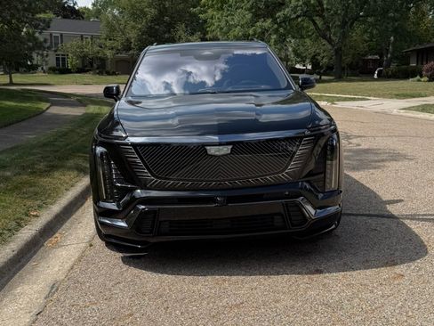 Used 2026 Cadillac Vistiq Platinum image 3