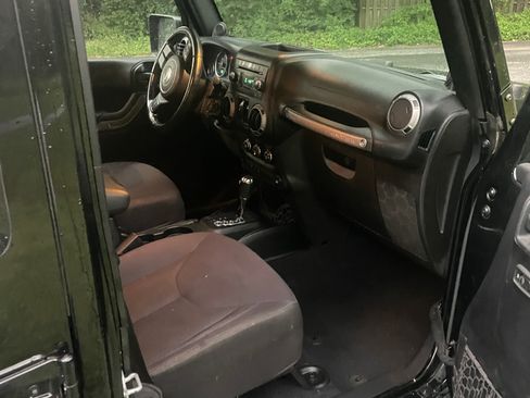 Used 2014 Jeep Wrangler Unlimited Sport w/ Quick Order Package 24S AWD/4WD image 9