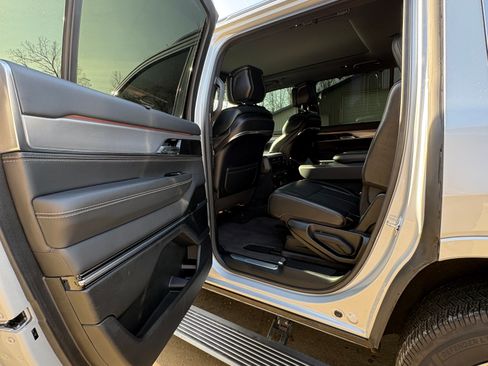 Used 2022 Jeep Grand Wagoneer Series I image 11