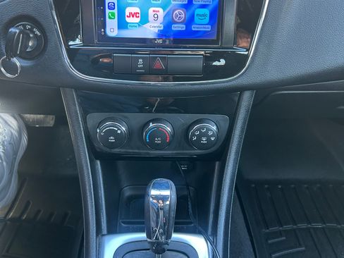 Used 2011 Chrysler 200 LX FWD image 11