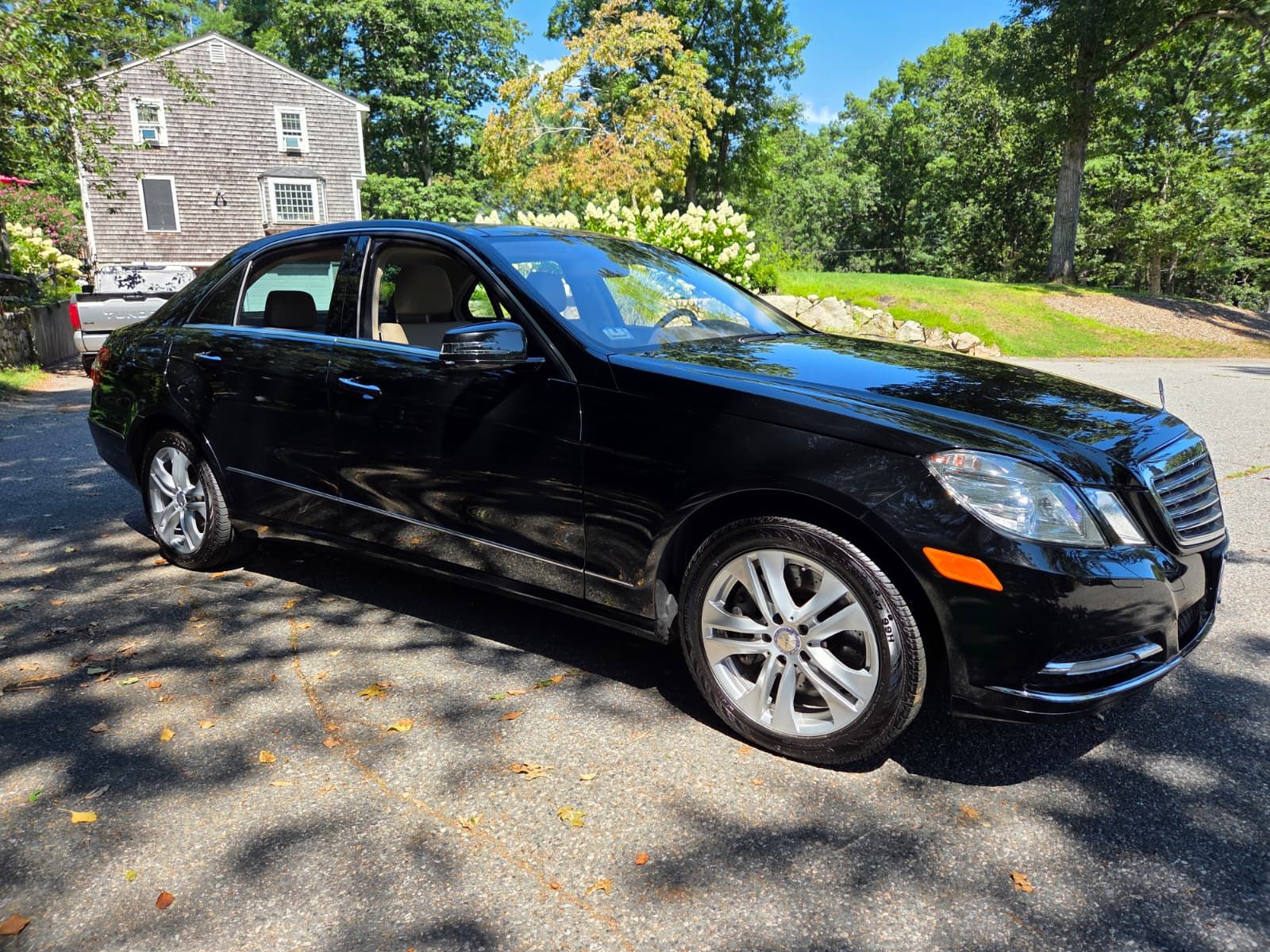Used 2011 Mercedes-Benz E 550 4MATIC Sedan image 9