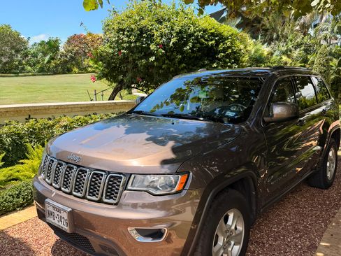 Used 2017 Jeep Grand Cherokee Laredo w/ Quick Order Package 2BE RWD image 2