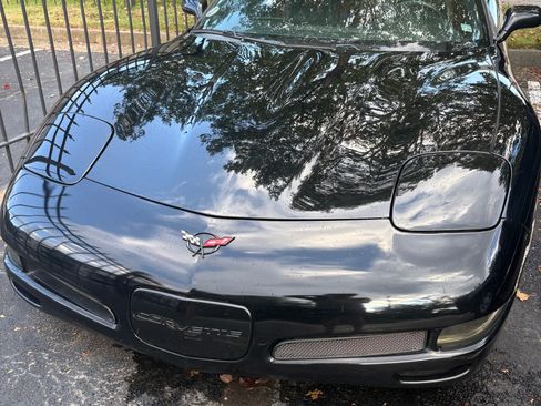 Used 2002 Chevrolet Corvette Coupe w/ Preferred Equipment Group1 image 2