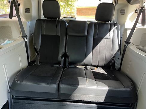 Used 2018 Dodge Grand Caravan SXT image 17