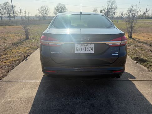 Used 2017 Ford Fusion SE w/ Fusion SE Technology Package image 5