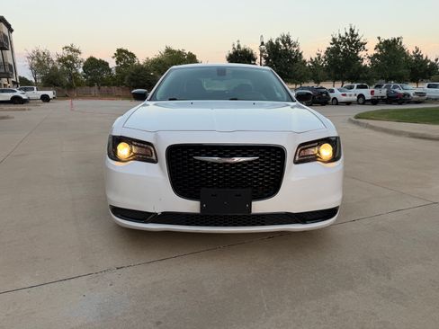 Used 2019 Chrysler 300 Touring w/ Sport Appearance Package RWD image 2