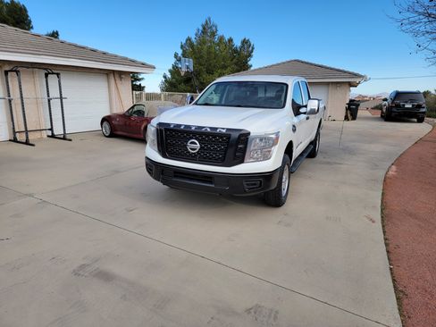 Used 2017 Nissan Titan S image 2