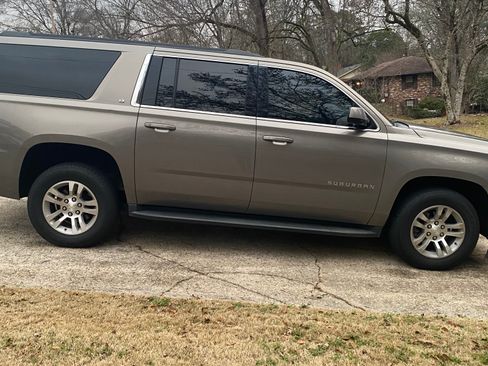 Used 2019 Chevrolet Suburban LT image 4