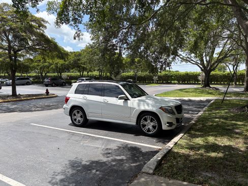 Used 2014 Mercedes-Benz GLK 350 4MATIC image 1