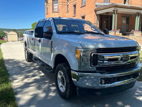 Used 2017 Ford F250 XLT AWD/4WD image 2