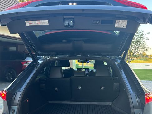 Used 2022 Toyota Venza Limited image 8