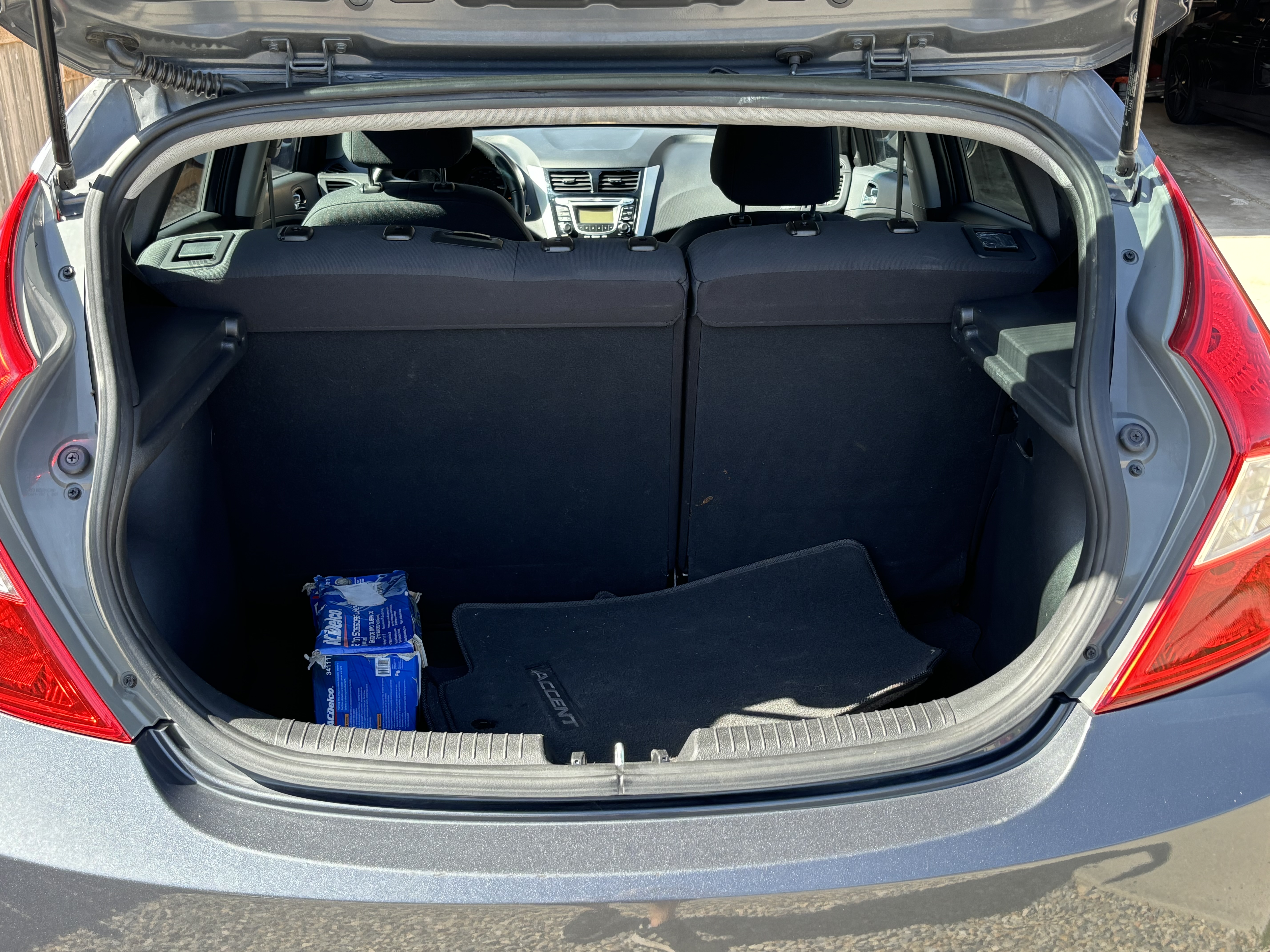 Used 2012 Hyundai Accent SE FWD image 14