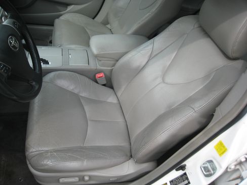 Used 2011 Toyota Camry SE w/ SE/XLE Extra-Value Pkg image 10