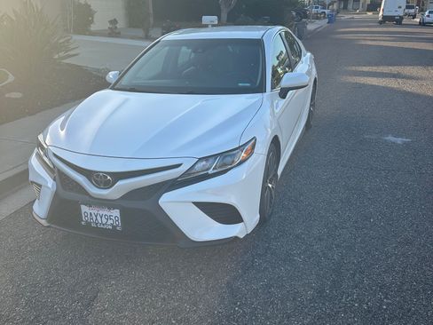 Used 2018 Toyota Camry SE FWD image 2