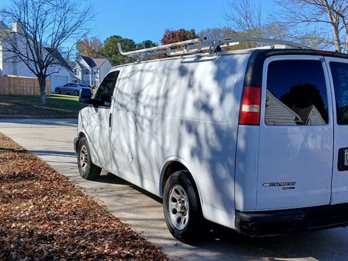 Used 2013 Chevrolet Express 1500 Van 3D image 2