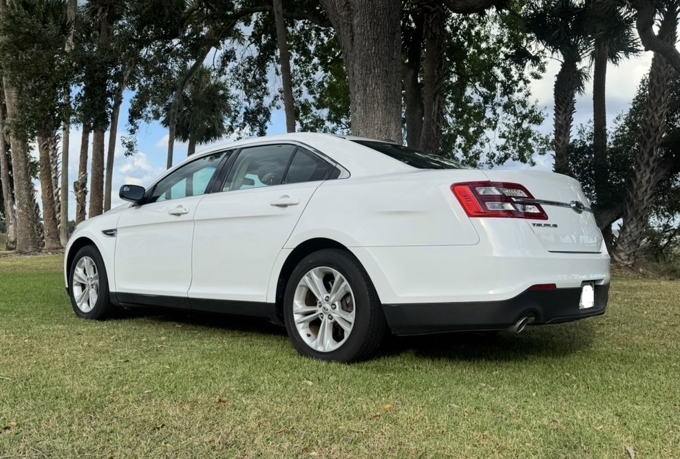 Used 2018 Ford Taurus SE FWD image 8