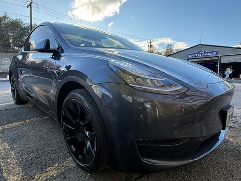 Used 2022 Tesla Model Y Long Range image 2