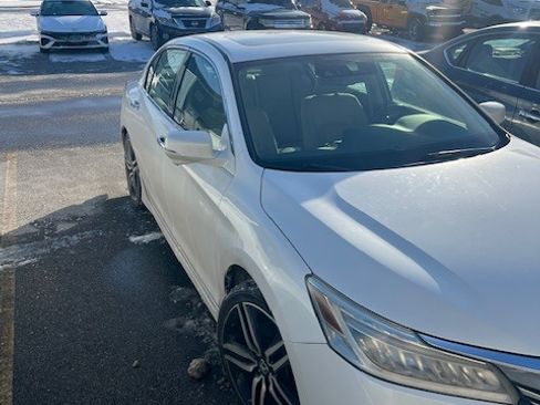 Used 2017 Honda Accord Touring image 11