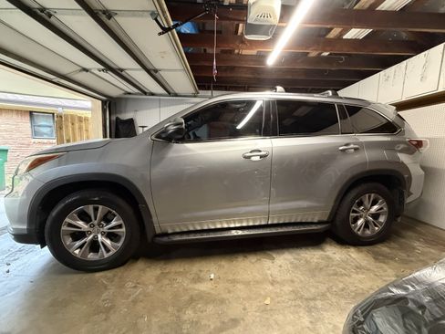 Used 2015 Toyota Highlander XLE image 2