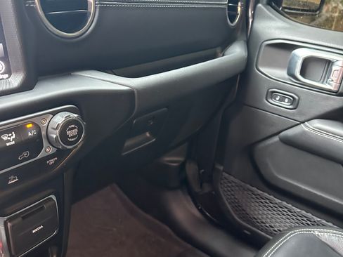 Used 2022 Jeep Wrangler Unlimited Sahara image 9