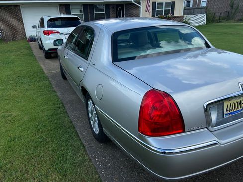 Used 2011 Lincoln Town Car Signature Limited RWD image 4