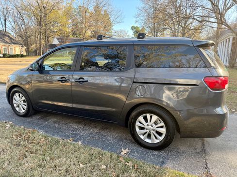 Used 2017 Kia Sedona LX w/ LX Essentials Premium Package image 2
