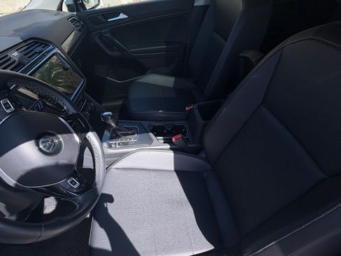 Used 2021 Volkswagen Tiguan SE w/ Panoramic Sunroof Package FWD image 28