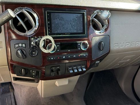 Used 2010 Ford F250 Lariat image 13