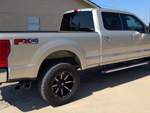 Used 2017 Ford F250 Lariat w/ Lariat Ultimate Package image 9