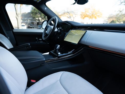 Used 2025 Land Rover Range Rover Sport Dynamic SE image 10